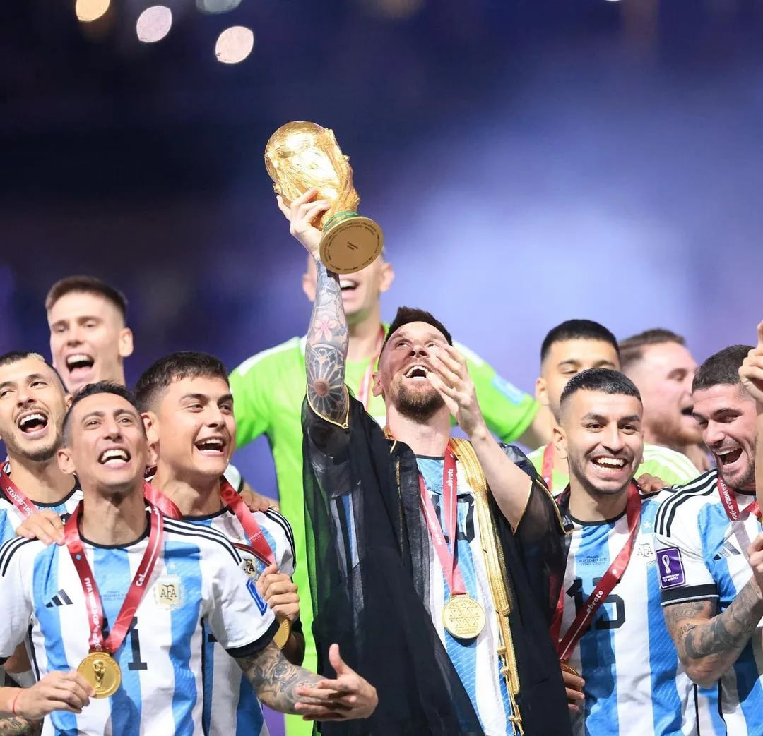 Сколько раз становилась чемпионом сборная команда аргентины. Месси ворлд кап 2022 с Кубком.