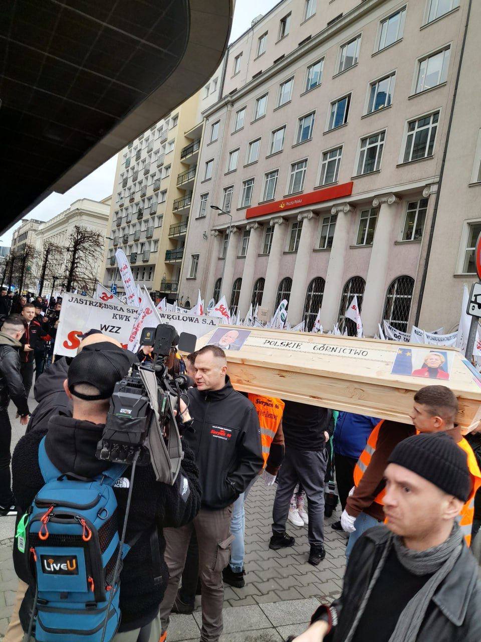 ❗️Урсулу фон дер Ляйен &laquo;похоронили&raquo; в центре Варшавы  В центре польской столицы прошла забастовка шахтеров, которые недовольны массовыми увольнениями и закрытием шахт
