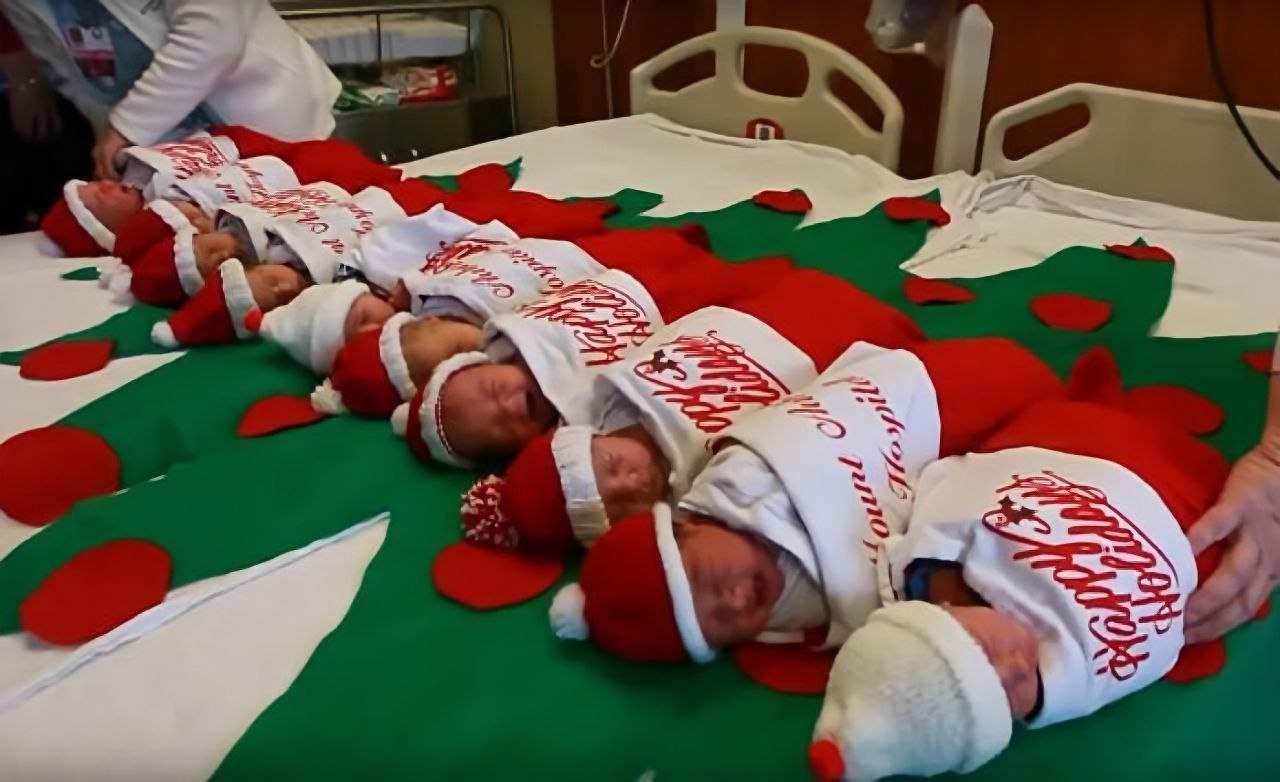 Рожать 31 декабря. Рождество в больнице. Новорожденные в рождественских носках. Рождественские носки для роддомов. Новорожденные роддом в новый год.