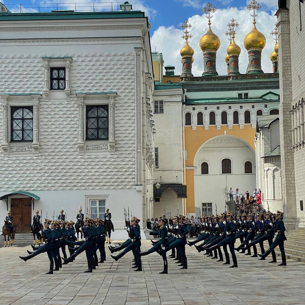 развод пеших и конных караулов президентского полка в кремле