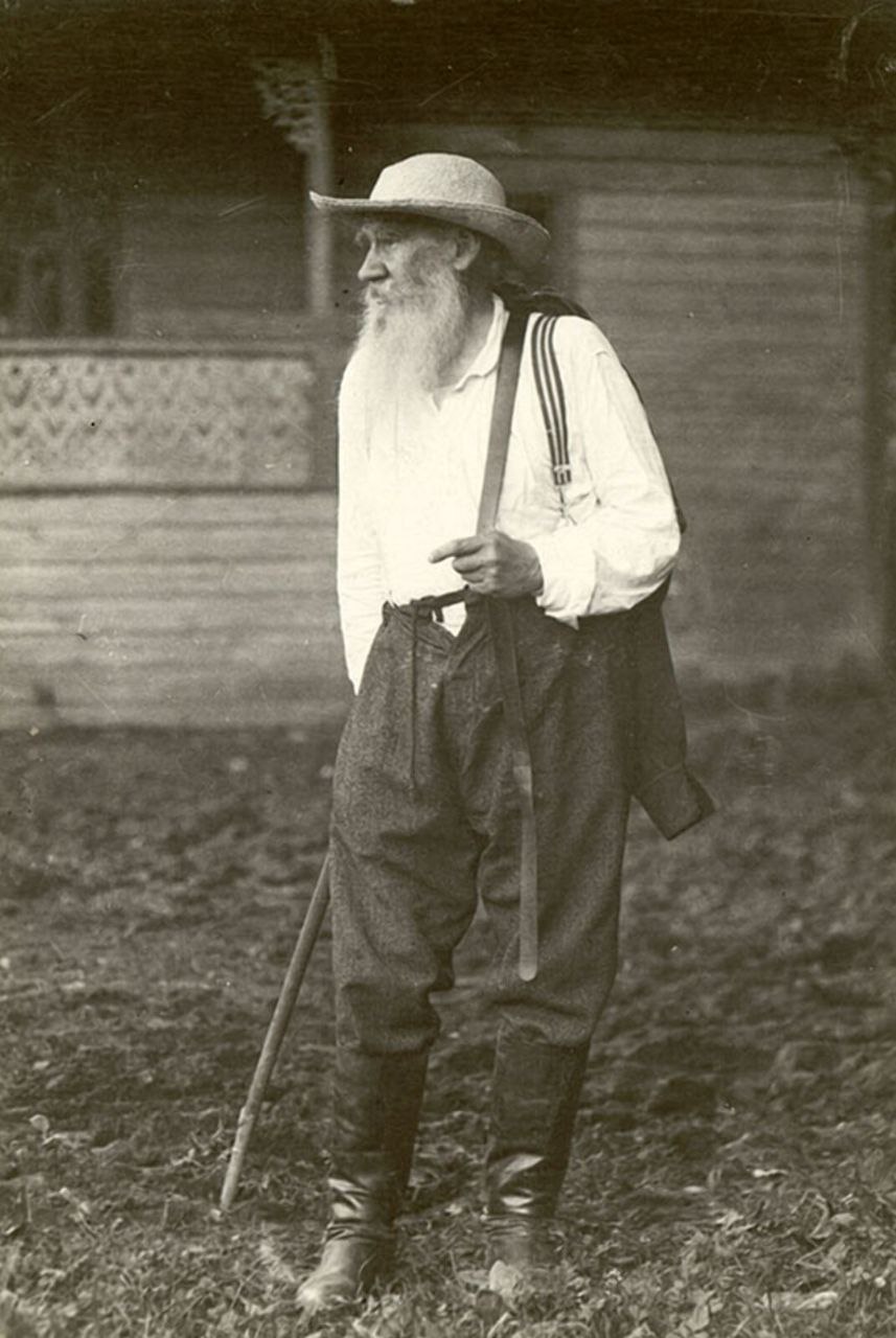 Лев толстой фотки. Лев толстой. Владимир Григорьевич Чертков. Лев толстой фото. Лев Николаевич толстой в полный рост.