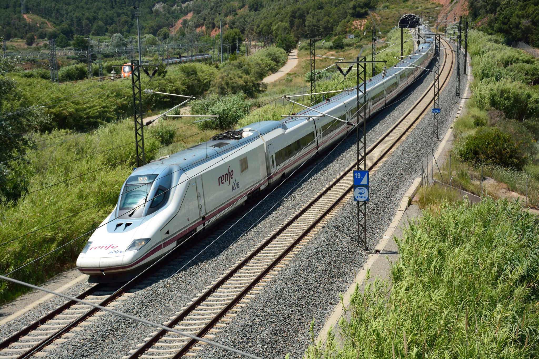 Barcelona train. Поезд Мадрид Барселона. Испанские поезда Renfe. Поезд Ave Барселона Мадрид. Скоростной поезд Мадрид Барселона.