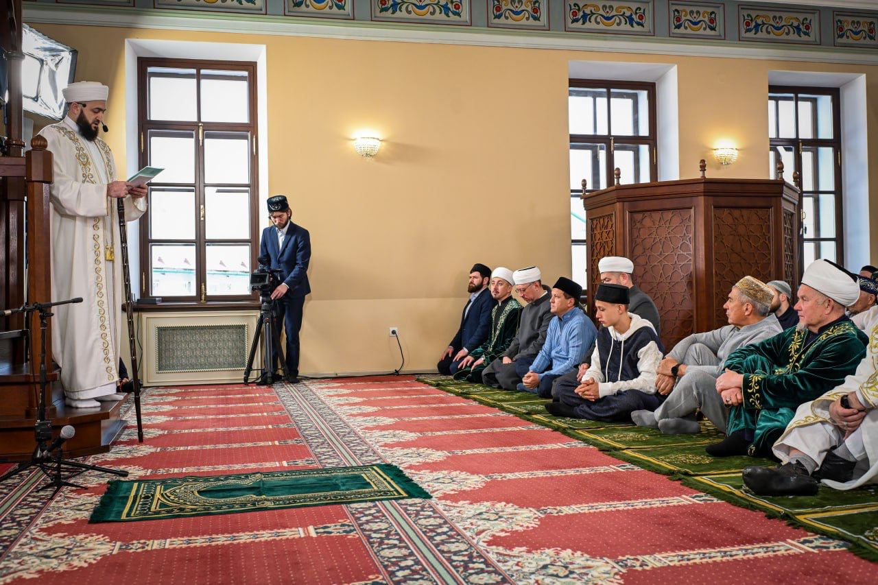 Байрам намаз казань. Галеевская мечеть Казань. Намаз в мечети. Мечеть Ураза байрам.