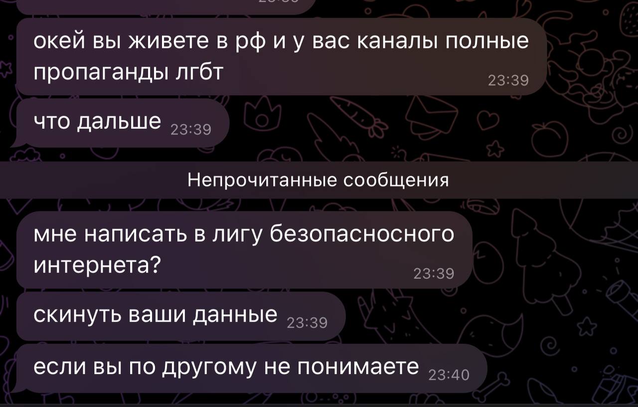 Две полные 65-летние лесбиянки целуются на гей-параде с флагами ЛГБТИ