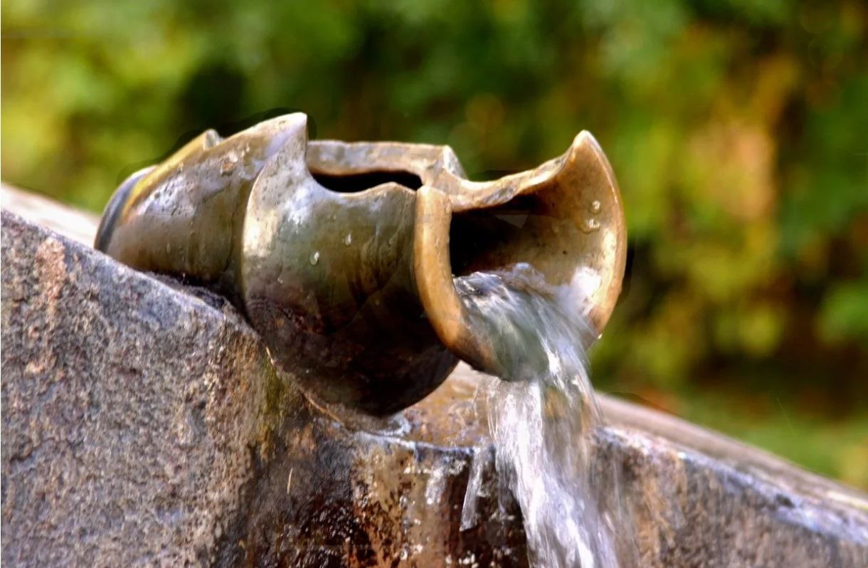 Притча два кувшина. Кувшинчик гончарный греческий. Притча старый кувшин. Притча «трещина в кувшине». Притча старый кувшин.