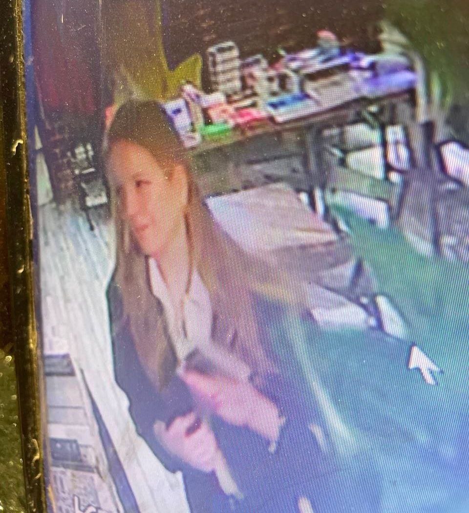 Дарья Трепова вела канал об искусстве "Осколки святых чудес" сами изготавливала поделки и открытки, которые предлагала книжным магазинам, в том числе магазину патриотической литературы Листва