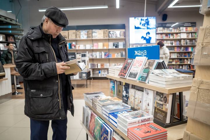 Стеллажи для книг в библиотеку. Библиотека полки. Книжный отдел. Читающий человек картинки. Книжный ли.