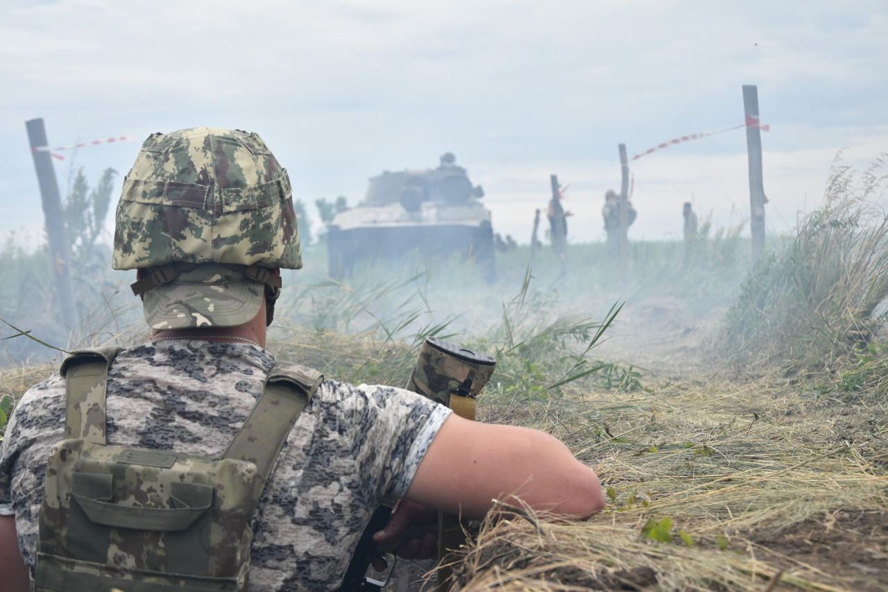 Украинцы воюют против украинцев. Русские солдаты на Украине. Российский солдат.