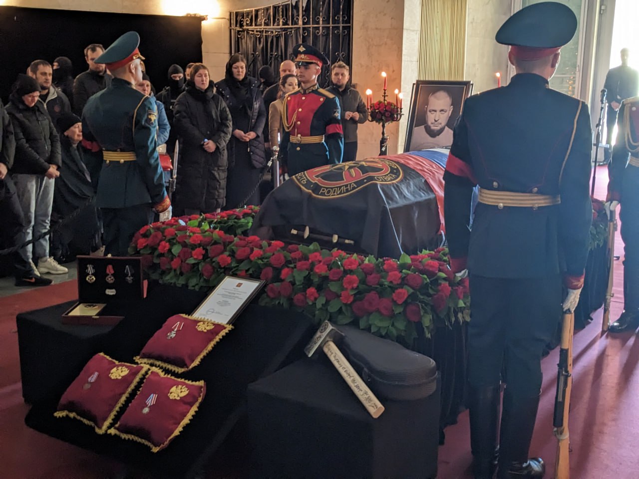 Как проходят похороны в москве. Прощание с Владленом татарским. Церемония прощания с военкором Владленом татарским.